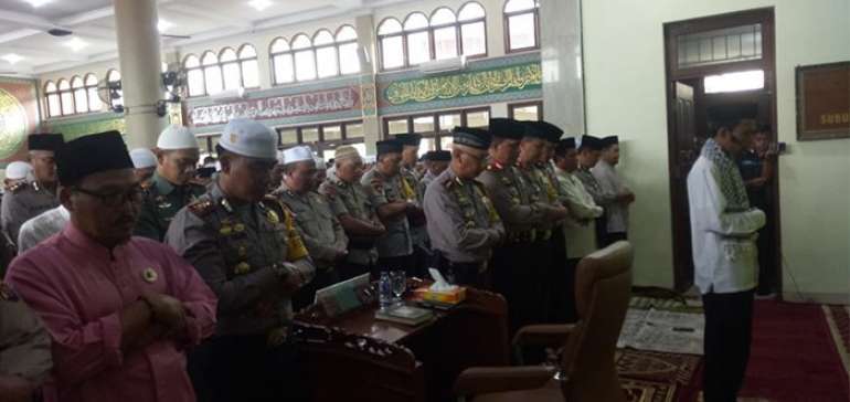  UAS-Kapolda Riau Shalat Ghaib Korban Gempa Palu
